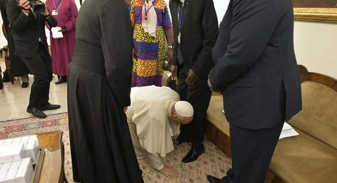 papa-ljubi-noge-predsjedniku-Juznog-Sudana.jpg