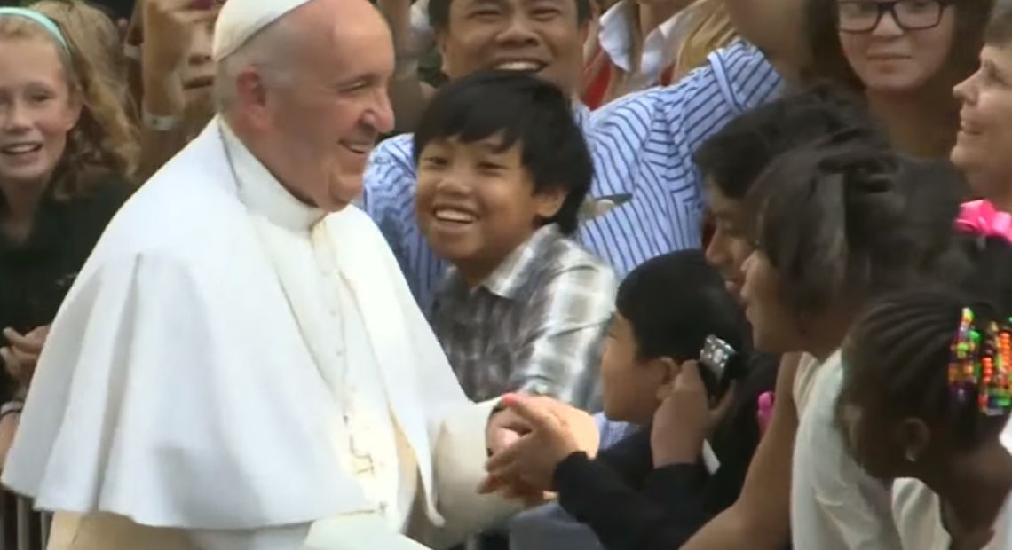 Papa-Franjo-i-djeca.jpg
