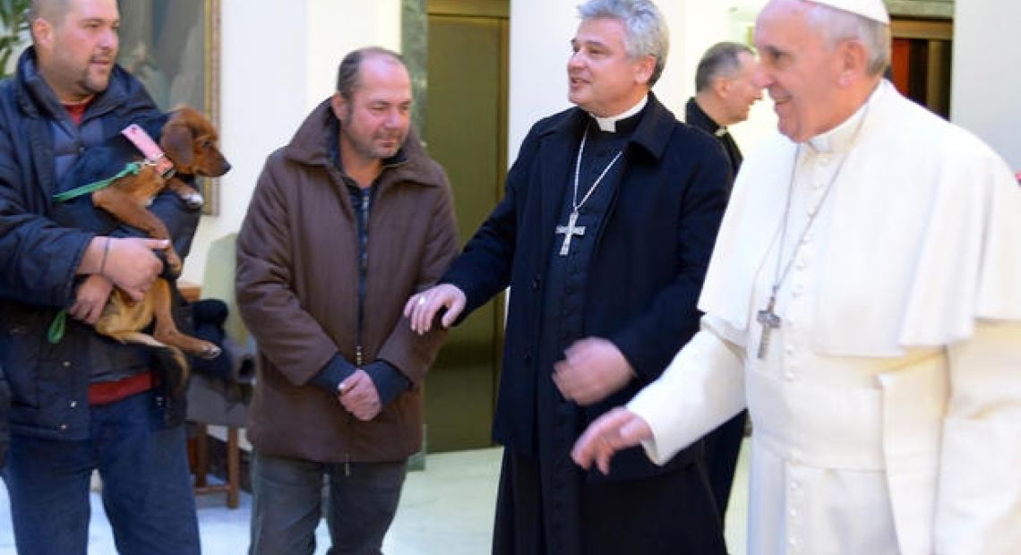 Pope-Francis-meets-the-homeless.jpg