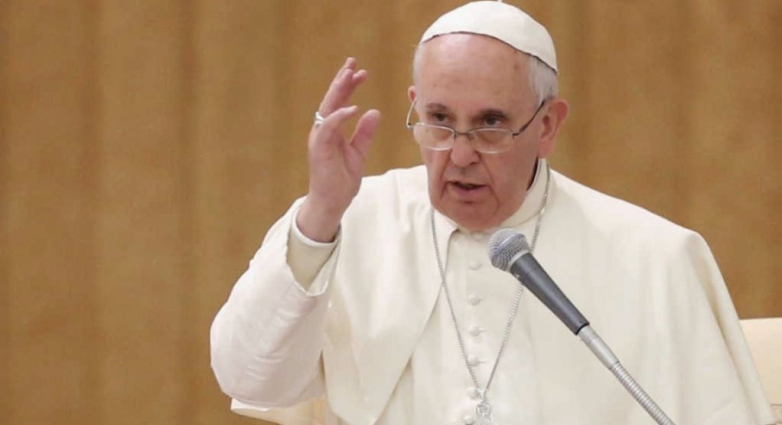 Dec-15,-2014-Pope-met-staff-members-of-TV-2000_4.jpg